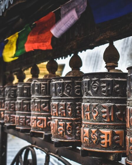 découvrez le népal, un pays fascinant aux paysages époustouflants, des sommets majestueux de l'himalaya aux riches traditions culturelles. explorez ses villes historiques, ses temples anciens et ses sentiers de trekking, tout en plongeant dans la chaleureuse hospitalité népalaise.