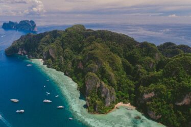 découvrez la beauté envoûtante de la mer d'andaman, un paradis tropical aux eaux turquoises et aux plages de sable fin. explorez ses îles idylliques, sa biodiversité marine incroyable et ses activités de loisir variées. parfait pour une évasion inoubliable!