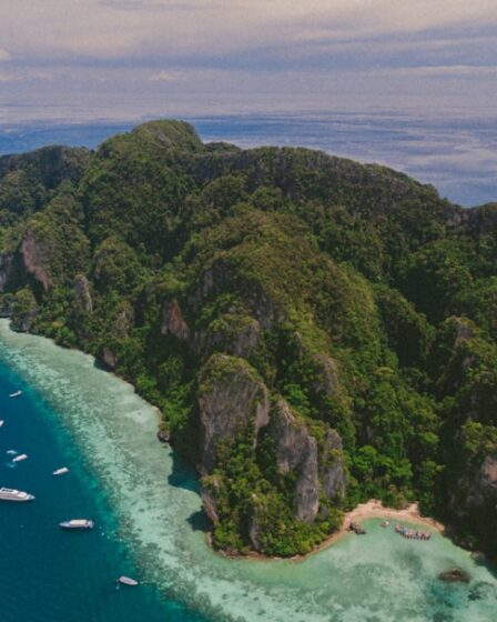 découvrez la beauté envoûtante de la mer d'andaman, un paradis tropical aux eaux turquoises et aux plages de sable fin. explorez ses îles idylliques, sa biodiversité marine incroyable et ses activités de loisir variées. parfait pour une évasion inoubliable!