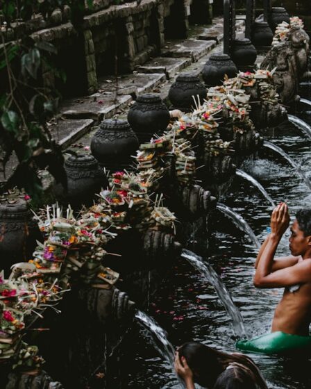 découvrez bali, l'île paradisiaque connue pour ses paysages époustouflants, ses plages de sable fin, sa culture riche et sa gastronomie délicieuse. explorez des temples majestueux, partez à l'aventure dans la nature et détendez-vous dans des resorts de luxe. bali vous offre une expérience inoubliable au cœur de l'indonésie.