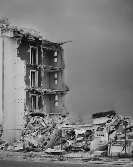 découvrez les causes, les types et les impacts des tremblements de terre dans notre article complet. informez-vous sur les mesures de sécurité à prendre et comment se préparer à ces phénomènes naturels imprévisibles.