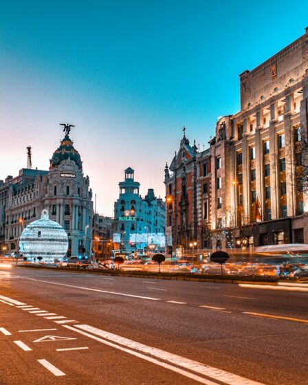 découvrez madrid, la capitale espagnole vibrante de culture, d'histoire et de gastronomie. explorez ses musées renommés, flânez dans ses parcs emblématiques et savourez la délicieuse cuisine locale. une expérience inoubliable vous attend dans cette ville dynamique.