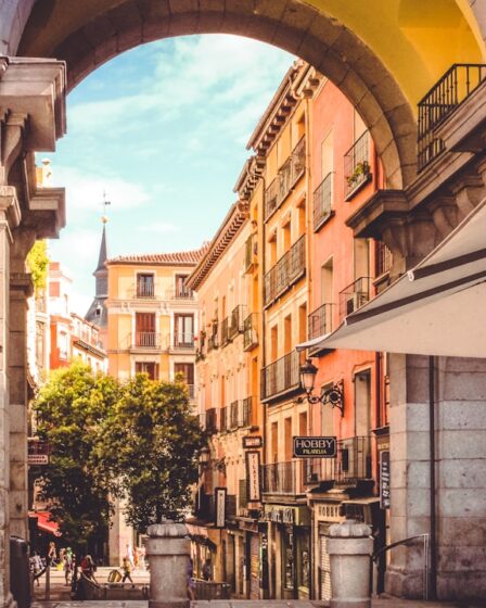 découvrez madrid, la vibrante capitale espagnole, où l'histoire rencontre la modernité. plongez dans sa riche culture, ses musées renommés comme le prado, sa cuisine délicieuse et ses places animées. explorez les quartiers emblématiques, savourez des tapas traditionnelles et laissez-vous envoûter par l'énergie de cette ville fascinante.