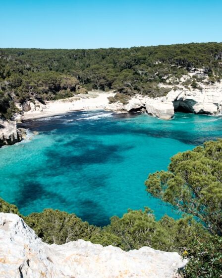 découvrez menorca, une île méditerranéenne préservée, célèbre pour ses plages de sable fin, ses eaux cristallines et ses paysages pittoresques. explorez son riche patrimoine historique, ses charmants villages et la beauté naturelle de ses réserves marines. idéale pour les amateurs de nature et de tranquillité, menorca vous invite à vivre des vacances inoubliables.