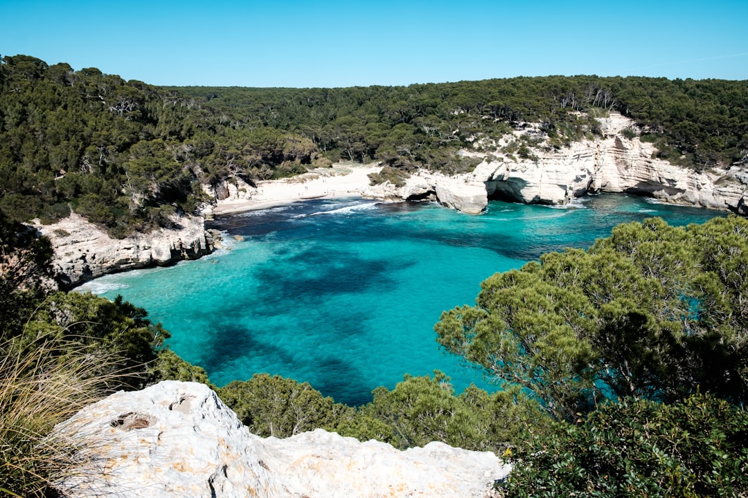 découvrez menorca, une île méditerranéenne préservée, célèbre pour ses plages de sable fin, ses eaux cristallines et ses paysages pittoresques. explorez son riche patrimoine historique, ses charmants villages et la beauté naturelle de ses réserves marines. idéale pour les amateurs de nature et de tranquillité, menorca vous invite à vivre des vacances inoubliables.