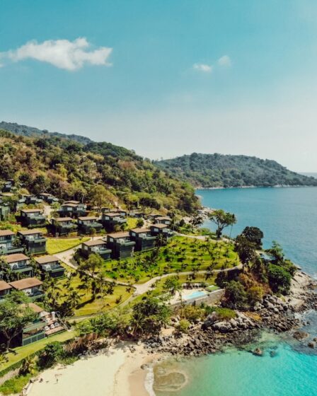 découvrez phuket, la perle de la thaïlande, avec ses plages de rêve, ses paysages époustouflants et sa culture vibrante. explorez les temples, savourez la délicieuse cuisine locale et plongez dans des activités aquatiques inoubliables dans cette destination paradisiaque.