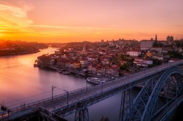 découvrez porto, une magnifique ville portugaise célèbre pour ses paysages enchanteurs, son vin de porto, et son riche patrimoine culturel. explorez ses ruelles pavées, ses bâtiments historiques et savourez la gastronomie locale dans cette destination captivante.