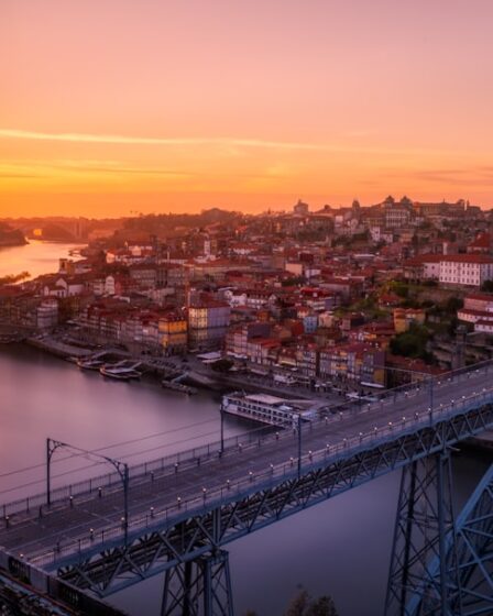 découvrez porto, une magnifique ville portugaise célèbre pour ses paysages enchanteurs, son vin de porto, et son riche patrimoine culturel. explorez ses ruelles pavées, ses bâtiments historiques et savourez la gastronomie locale dans cette destination captivante.