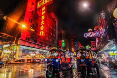 découvrez la magie de la thaïlande, un pays aux paysages enchanteurs, aux plages de rêve, à la cuisine délicieuse et à la culture riche. explorez les temples anciens, immergez-vous dans la vie locale et profitez d'une aventure inoubliable en asie du sud-est.