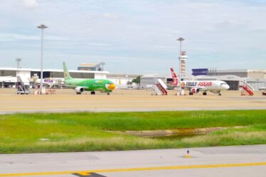 découvrez l'aéroport de bangkok, une porte d'entrée animée vers l'asie. profitez de ses infrastructures modernes, de ses boutiques duty-free et de ses délicieuses options de restauration. que vous soyez en escale ou que vous commenciez votre aventure en thaïlande, l'aéroport de bangkok offre une expérience de voyage unique et accueillante.