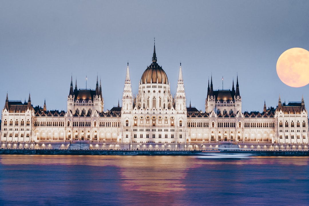 découvrez budapest, la perle du danube, avec ses bains thermaux relaxants, son architecture impressionnante et sa riche histoire culturelle. explorez les ruelles animées, savourez la gastronomie locale et laissez-vous séduire par la magie de cette ville fascinante.