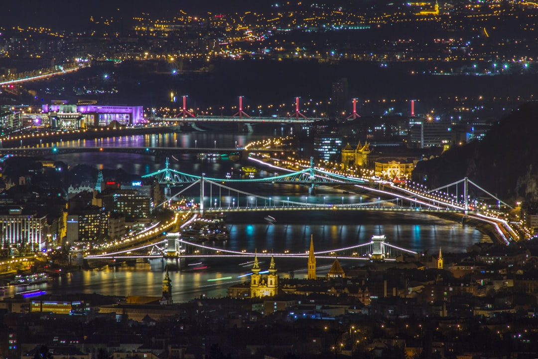 découvrez budapest, la perle du danube, avec ses magnifiques bains thermaux, son architecture époustouflante et sa riche histoire. explorez les collines de buda, admirez le parlement hongrois et savourez la gastronomie locale dans cette ville fascinante.
