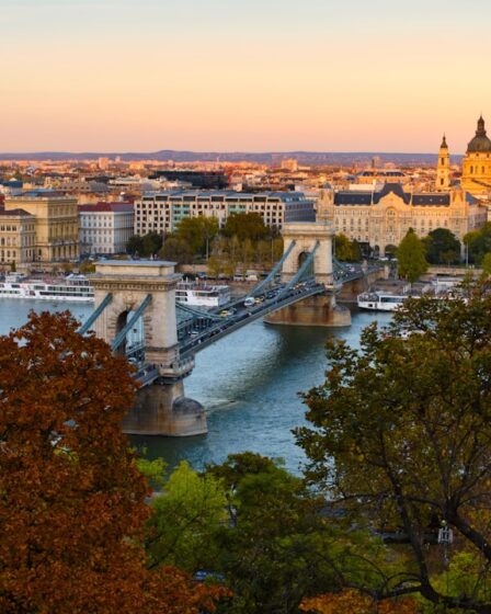 découvrez budapest, la perle du danube, où l'histoire riche rencontre une culture vibrante. explorez ses célèbres bains thermaux, ses majestueux monuments et sa délicieuse cuisine hongroise. une destination incontournable pour les amateurs de voyage et d'aventure.