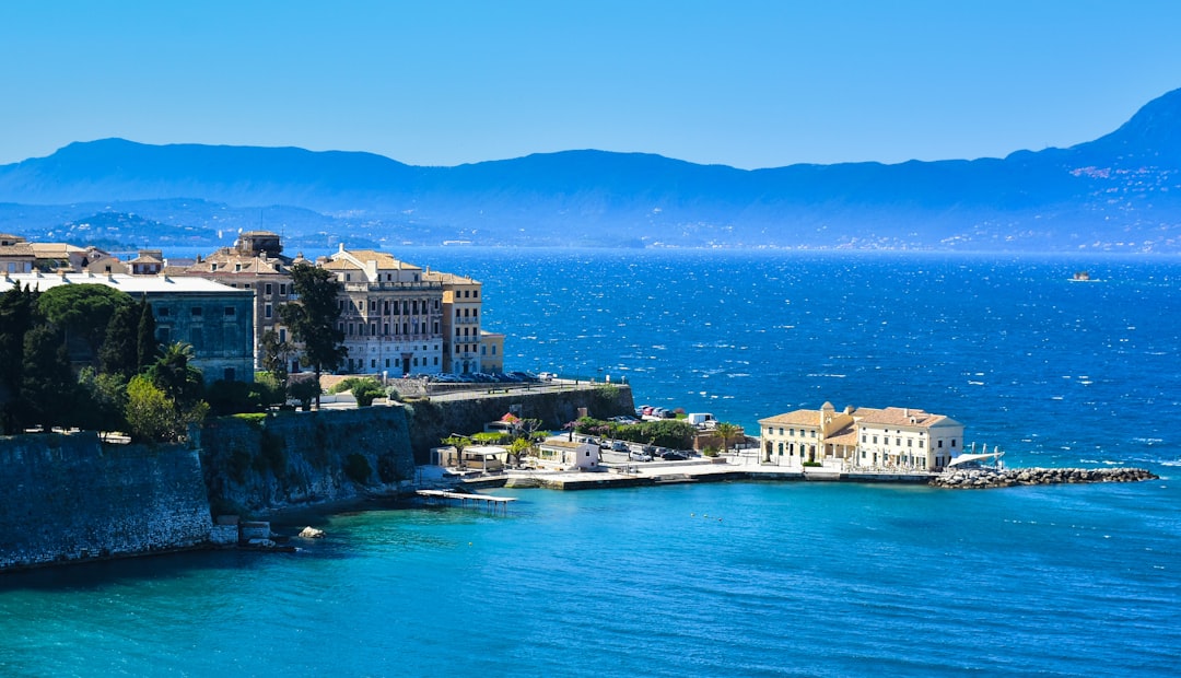 découvrez corfou, une île grecque d'une beauté exceptionnelle, célèbre pour ses plages paradisiaques, ses paysages verdoyants et son riche patrimoine historique. explorez des villages pittoresques, dégustez la délicieuse cuisine locale et plongez dans la culture fascinante de cette destination méditerranéenne unique.