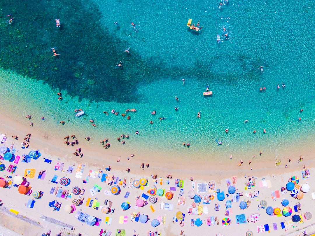 découvrez corfou, une île grecque enchanteuse alliant plages paradisiaques, paysages verdoyants et riche patrimoine culturel. explorez ses charmants villages, savourez une cuisine méditerranéenne délicieuse et laissez-vous séduire par l'histoire fascinante de cette destination incontournable.
