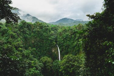découvrez le costa rica, un paradis naturel au cœur de l'amérique centrale. explorez ses plages de sable fin, ses forêts tropicales luxuriantes et sa faune exceptionnelle. idéal pour les amateurs d'aventure et de détente, le costa rica vous attend pour une expérience inoubliable.