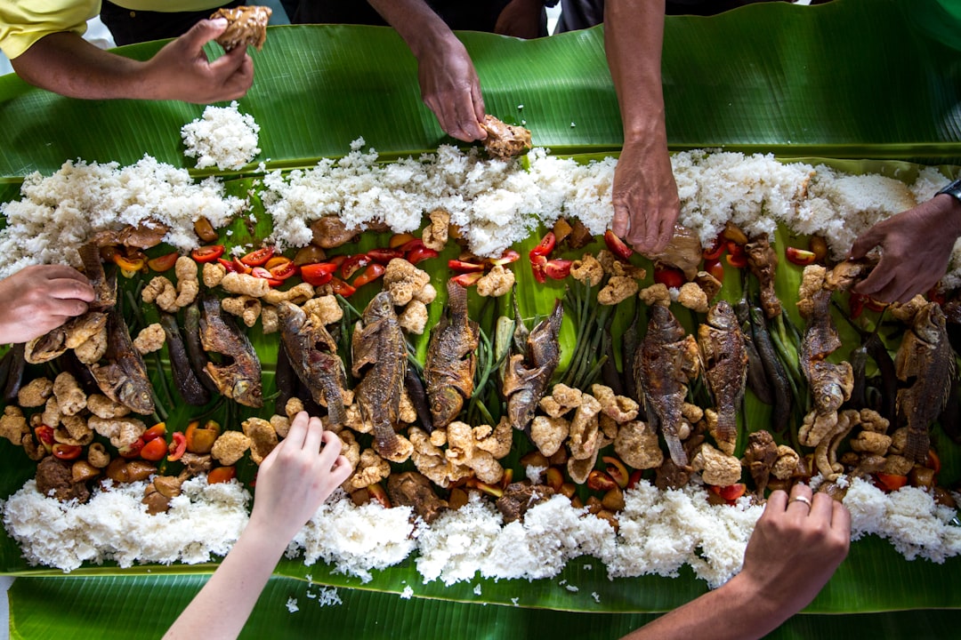 découvrez les philippines, un archipel paradisiaque de plus de 7 000 îles. parfaite pour les amateurs de plages de sable blanc, de paysages époustouflants et de culture riche, cette destination vous invite à explorer ses eaux cristallines, ses rizières en terrasses et sa diversité ethnolinguistique.