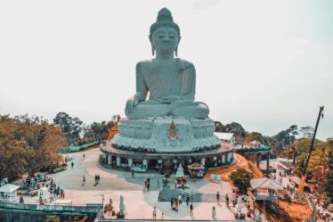découvrez phuket, la perle de la thaïlande, célèbre pour ses plages paradisiaques, sa vie nocturne animée et sa culture vibrante. explorez ses temples historiques, savourez une cuisine thaï délicieuse et plongez dans une aventure inoubliable au cœur des tropiques.