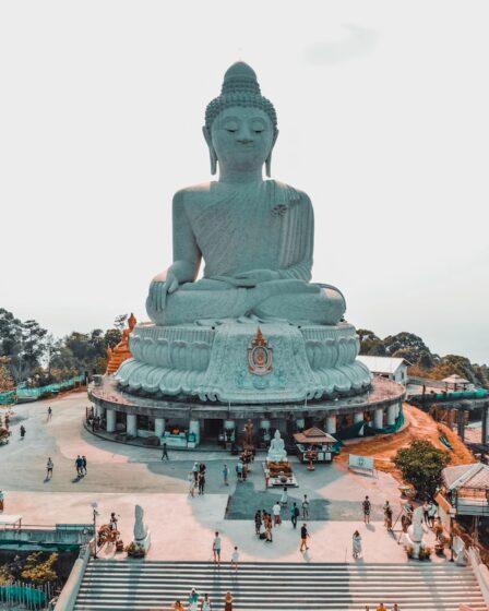 découvrez phuket, la perle de la thaïlande, célèbre pour ses plages paradisiaques, sa vie nocturne animée et sa culture vibrante. explorez ses temples historiques, savourez une cuisine thaï délicieuse et plongez dans une aventure inoubliable au cœur des tropiques.