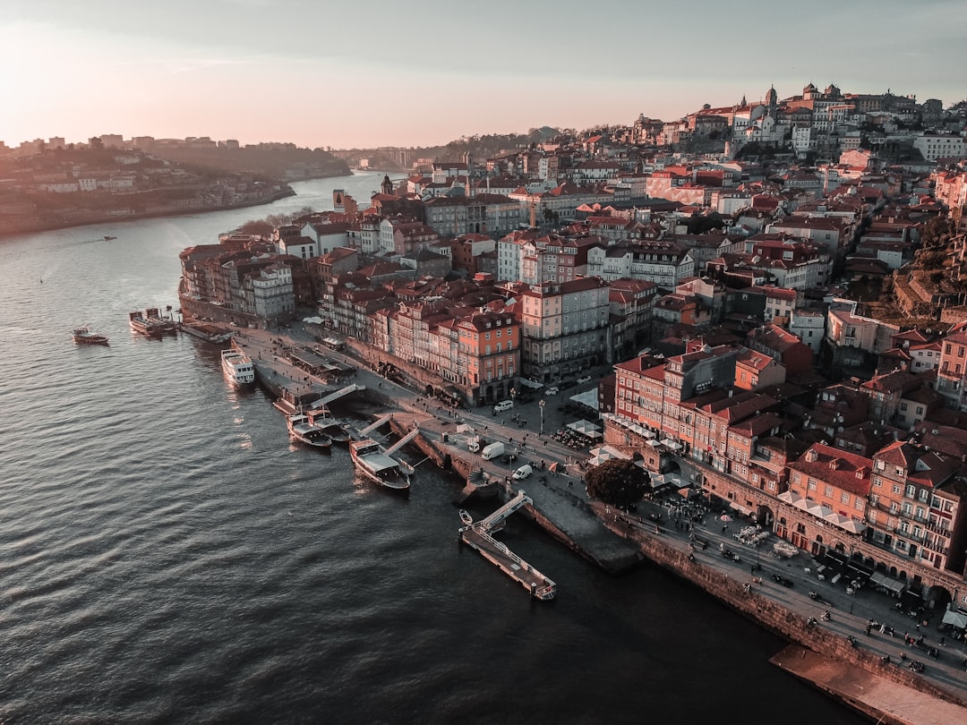 découvrez porto, la magnifique ville portugaise connue pour ses vins renommés, ses ruelles historiques et son ambiance pittoresque. explorez ses monuments emblématiques, ses rives du fleuve douro et savourez la gastronomie locale dans une atmosphère chaleureuse.