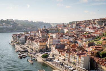 découvrez porto, la ville portugaise emblématique connue pour ses magnifiques ponts, son vin célèbre et ses ruelles historiques. explorez la culture vibrante, la gastronomie savoureuse et les paysages à couper le souffle de cette destination incontournable en europe.