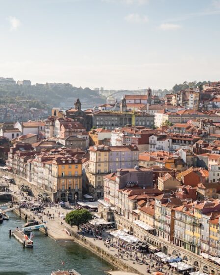 découvrez porto, la ville portugaise emblématique connue pour ses magnifiques ponts, son vin célèbre et ses ruelles historiques. explorez la culture vibrante, la gastronomie savoureuse et les paysages à couper le souffle de cette destination incontournable en europe.