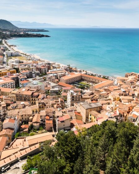 découvrez la sicile, une île enchanteresse au cœur de la méditerranée, célèbre pour ses paysages époustouflants, sa riche histoire, sa délicieuse cuisine et ses plages idylliques. plongez dans la culture sicilienne entre sites antiques et traditions authentiques.
