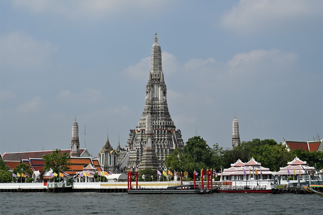 découvrez le songkran, le festival thaïlandais des eaux, célébré chaque année au début du nouvel an bouddhiste. plongez dans cette tradition vibrante, marquée par des batailles d'eau joyeuses, des rituels ancestraux et une ambiance festive unique qui attire des visiteurs du monde entier.