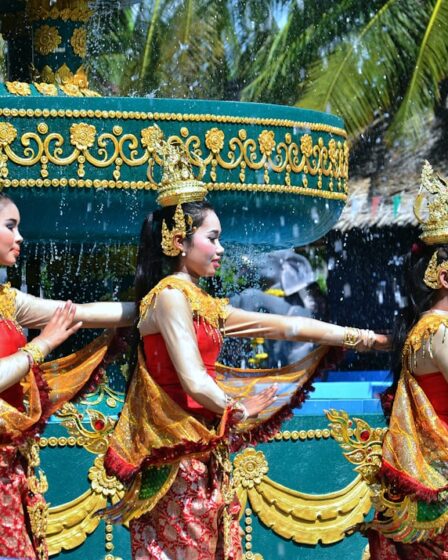 découvrez songkran, le festival thaïlandais de l'eau qui célèbre le nouvel an bouddhiste avec des batailles d'eau joyeuses, des traditions ancestrales et une ambiance festive unique. plongez dans cette expérience culturelle riche et vivez des moments inoubliables au cœur des célébrations!