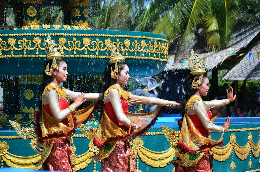 découvrez songkran, le festival thaïlandais de l'eau qui célèbre le nouvel an bouddhiste avec des batailles d'eau joyeuses, des traditions ancestrales et une ambiance festive unique. plongez dans cette expérience culturelle riche et vivez des moments inoubliables au cœur des célébrations!