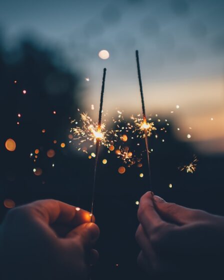 découvrez les traditions fascinantes du nouvel an thaïlandais, un festival riche en couleurs et en rituels qui célèbrent le renouveau, l'eau et la culture thaïe. plongez dans les coutumes ancestrales et les festivités joyeuses qui font la beauté de cette période unique.