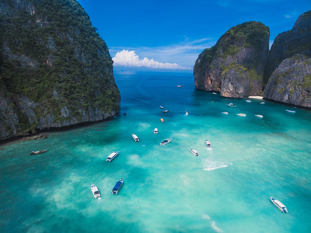 découvrez la beauté envoûtante de la thaïlande, un pays riche en culture, plages paradisiaques et paysages impressionnants. explorez ses temples majestueux, savourez une cuisine délicieuse et vivez une expérience inoubliable entre tradition et modernité.