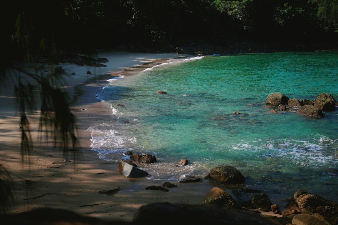 découvrez les îles de thaïlande, un véritable paradis tropical avec des plages de sable blanc, des eaux cristallines et une culture riche. partez à l'aventure et explorez les merveilles naturelles et les sanctuaires cachés de ce pays enchanteur.