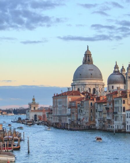 découvrez la magie de venise, la ville des canaux, avec ses gondoles emblématiques, ses palais historiques et sa riche culture. explorez ses ruelles pittoresques, savourez sa délicieuse cuisine italienne et laissez-vous envoûter par ses paysages romantiques.