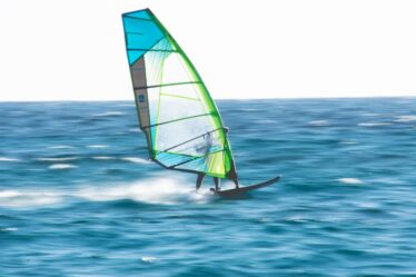 découvrez le plaisir du windsurfing, un sport nautique passionnant alliant glisse et sensations fortes. que vous soyez débutant ou expert, explorez des spots magnifiques et maîtrisez les techniques pour naviguer sur les vagues. préparez-vous à vivre des moments inoubliables sur l'eau !
