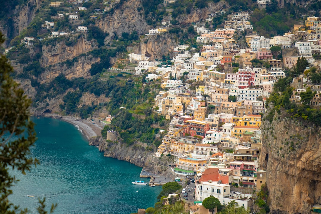 découvrez la magie de la côte amalfitaine, un joyau italien entre mer turquoise et falaises escarpées. explorez ses villages pittoresques, savourez une cuisine authentique et laissez-vous envoûter par des paysages à couper le souffle.