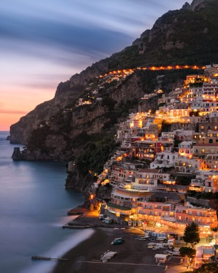 découvrez la magnifique côte amalfitaine, un joyau de l'italie, célèbre pour ses paysages à couper le souffle, ses villages colorés perchés sur des falaises, sa cuisine délicieuse et ses plages ensoleillées. plongez dans l'histoire, la culture et la beauté naturelle de cette destination unique.