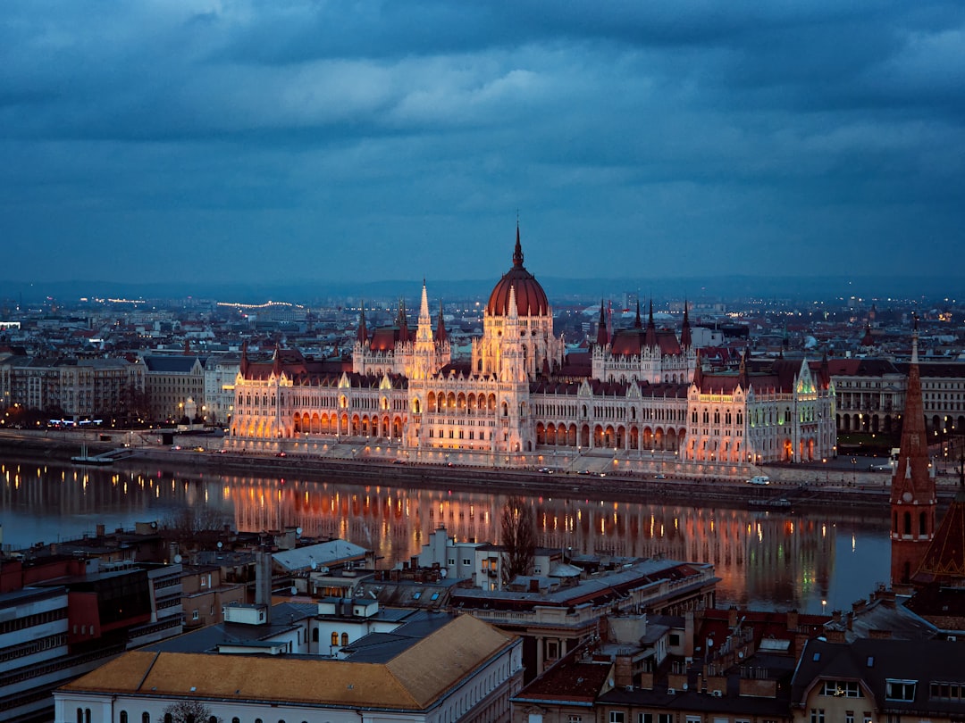 découvrez budapest, la perle du danube, où l'histoire rencontre la modernité. explorez ses thermes renommés, admirez l'architecture majestueuse, et savourez la délicieuse cuisine hongroise. un voyage inoubliable au cœur de l'europe vous attend!