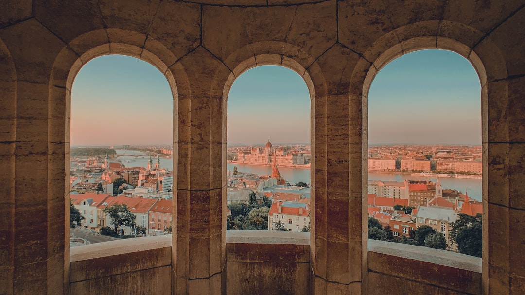 découvrez budapest, la perle du danube, avec ses thermes revigorants, son architecture époustouflante et sa vie nocturne dynamique. explorez ses ruelles historiques, dégustez sa délicieuse cuisine hongroise et laissez-vous séduire par le charme unique de cette ville fascinante.