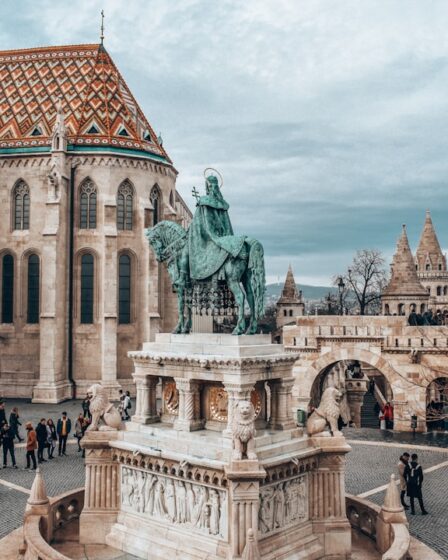découvrez budapest, la perle du danube, où l'histoire rencontre la modernité. explorez ses thermal baths, ses monuments emblématiques, sa cuisine délicieuse et plongez dans l'atmosphère vibrante de cette ville captivante.