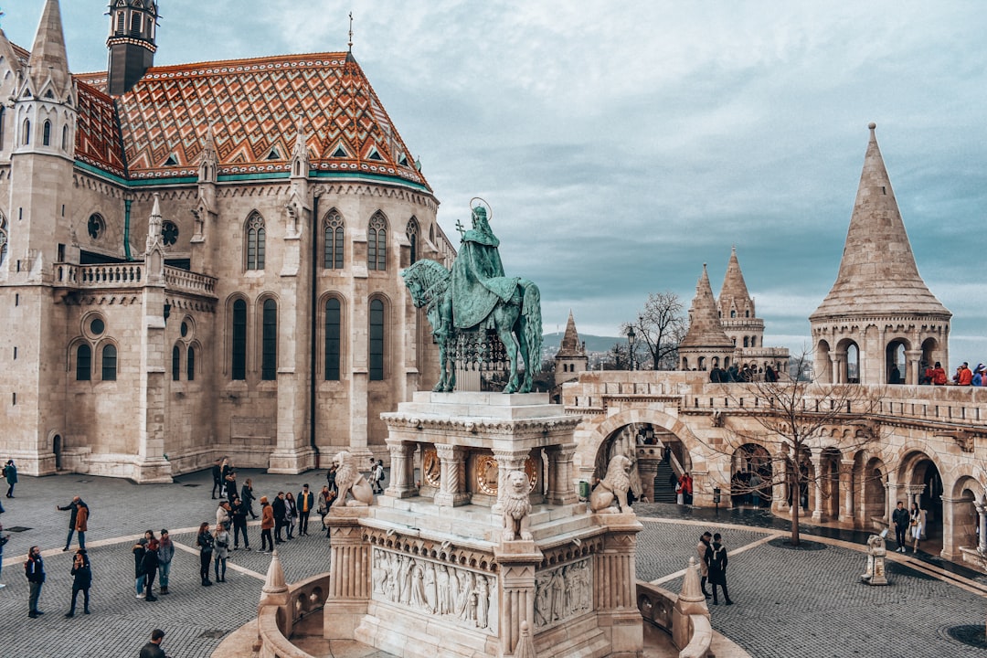 découvrez budapest, la perle du danube, où l'histoire rencontre la modernité. explorez ses thermal baths, ses monuments emblématiques, sa cuisine délicieuse et plongez dans l'atmosphère vibrante de cette ville captivante.