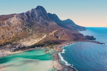 découvrez la beauté envoûtante de la crète, une île méditerranéenne riche en histoire, plages idylliques et paysages montagneux. explorez ses villages pittoresques, savourez la délicieuse cuisine crétoise et plongez dans une culture vibrante. la crète vous attend pour des vacances inoubliables.