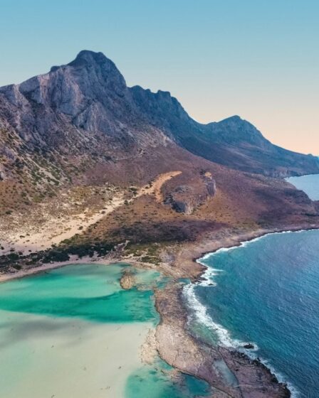 découvrez la beauté envoûtante de la crète, une île méditerranéenne riche en histoire, plages idylliques et paysages montagneux. explorez ses villages pittoresques, savourez la délicieuse cuisine crétoise et plongez dans une culture vibrante. la crète vous attend pour des vacances inoubliables.