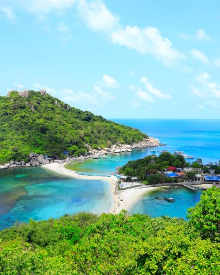 découvrez koh samui, une île paradisiaque en thaïlande, célèbre pour ses plages de sable blanc, ses paysages verdoyants et sa vie nocturne animée. explorez ses temples majestueux, dégustez une délicieuse gastronomie locale et profitez d'activités aquatiques inoubliables dans ce véritable coin de paradis.
