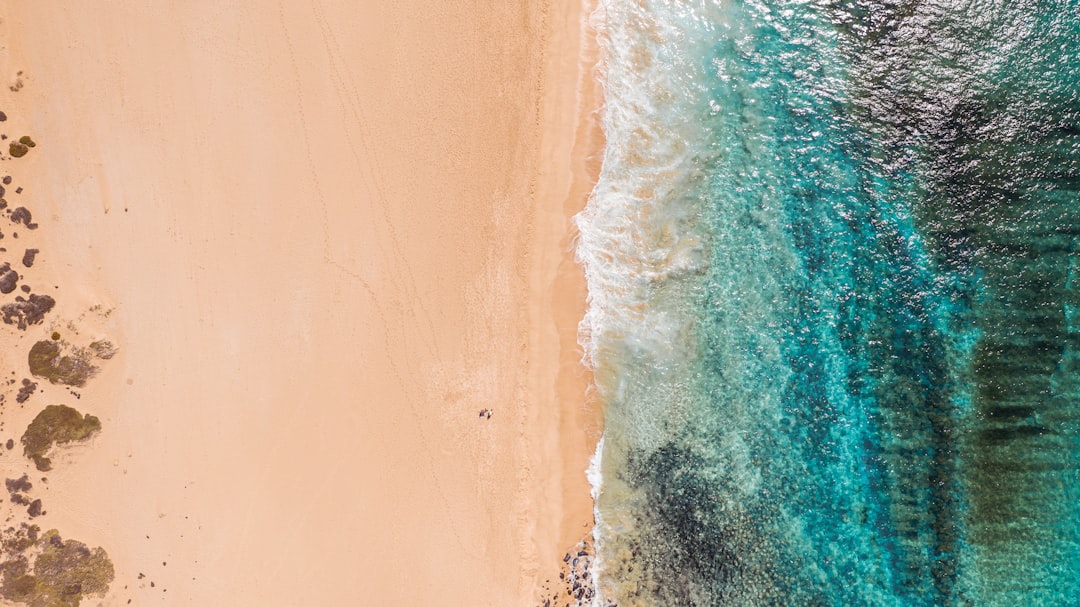 découvrez lanzarote, une île volcanique des canaries aux paysages époustouflants, plages de sable doré et activités fascinantes. partez à l'aventure et explorez ses parcs naturels, ses vignobles uniques et sa culture riche qui en font une destination incontournable.