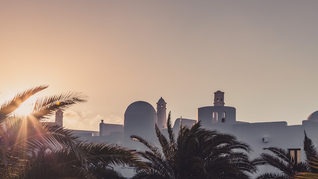 découvrez lanzarote, une île enchanteresse des canaries, célèbre pour ses paysages volcaniques uniques, ses plages de sable doré et ses charmants villages. partez à l'aventure entre randonnée et détente au soleil, tout en savourant la cuisine locale délicieuse dans un cadre tropical.