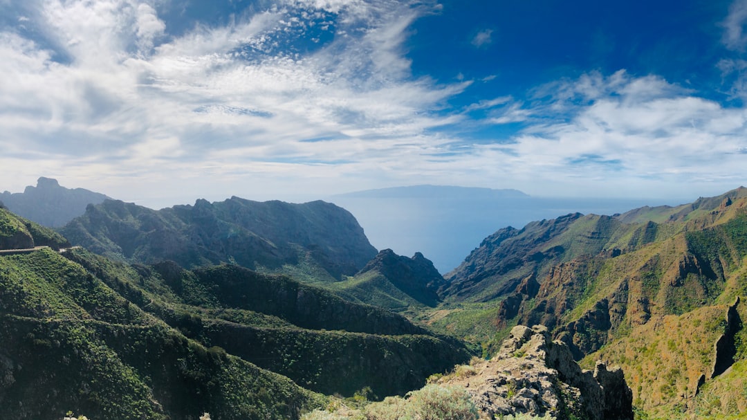 découvrez tenerife, l'île du printemps éternel, réputée pour ses paysages volcaniques époustouflants, ses plages de sable doré et sa culture riche. profitez d'activités variées, de la randonnée au surfing, tout en admirant le majestueux teide, point culminant d'espagne.