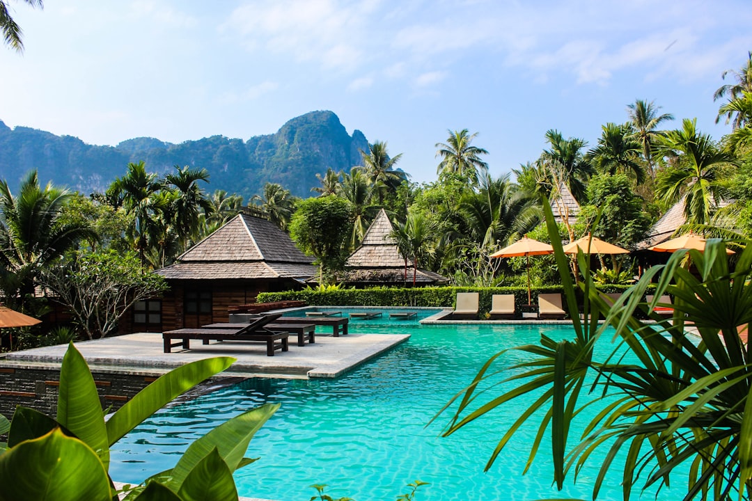 découvrez la thaïlande, un pays aux paysages époustouflants, riche en culture et en traditions. explorez ses plages paradisiaques, sa cuisine savoureuse, et ses temples majestueux. que vous soyez amateur d'aventure, de détente ou de découvertes culturelles, la thaïlande est la destination idéale pour un voyage inoubliable.