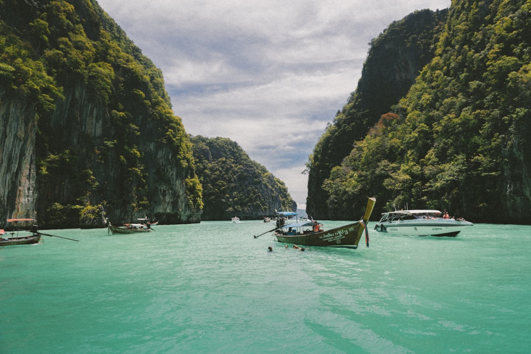 découvrez la magie de la thaïlande, un pays vibrant, riche en culture et en paysages époustouflants. explorez ses plages paradisiaques, sa cuisine délicieuse et ses temples historiques tout en vivant une expérience inoubliable.