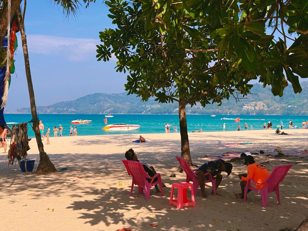 découvrez les magnifiques îles de thaïlande, un véritable paradis tropical où plages de sable blanc, eaux turquoise et paysages enchanteurs vous attendent. explorez des destinations incontournables comme phuket, koh samui et koh phi phi, tout en profitant d'activités variées allant de la plongée à la randonnée.